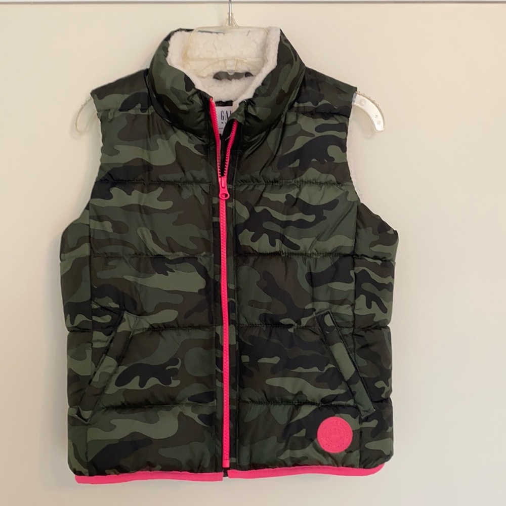 Gap Kids Girls Camo Puffer Vest With Fleece Lining Hot Pink Zipper